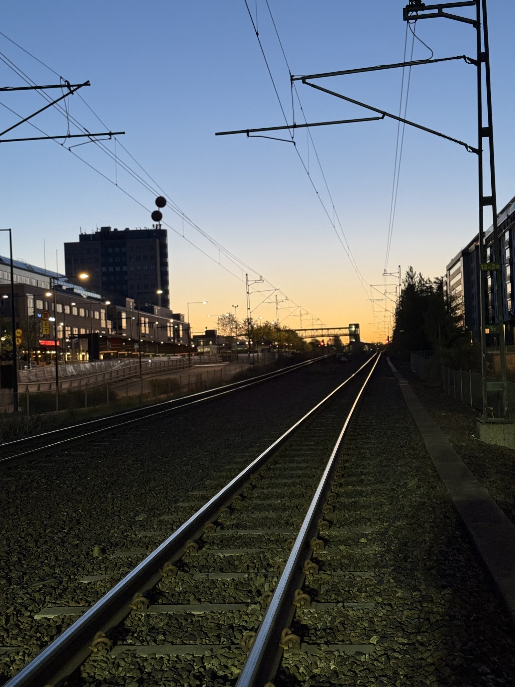 Järnvägsspår i kvällsljus